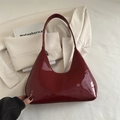 Bolso baguette de charol rojo vino con forma de media luna y asa minimalista elegante - Rojo