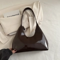 Bolso de media luna en charol marrón oscuro con acabado brillante y liso - Marrón