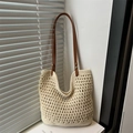 Borsa tote beige all'uncinetto con tracolle in pelle marrone per la spiaggia e l'estate - Bianco