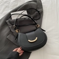 Bolso bandolera de media luna negro minimalista con acabado mate y cierre dorado - Negro