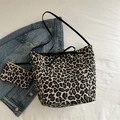 Zweiteiliges Set aus Canvas-Einkaufstasche mit Leopardenmuster und kleinem Beutel - Schwarz