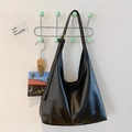 Sac à épaule Hobo en similicuir noir avec bandoulière réglable et boucle dorée - Noir