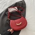 Bolso de hombro media luna rojo minimalista con hebilla dorada y acabado de piel lisa - Rojo