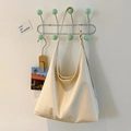 Sac hobo blanc crème minimaliste avec bandoulière réglable sur un crochet mural - Blanc Cassé