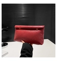 Dettaglio della trama intrecciata rosso scuro e chiusura in metallo su pochette elegante - Rosso