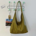 Sac hobo chic en similicuir vert olive avec détails de coutures verticales - Vert
