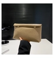 Detail der khakifarbenen Umschlag-Clutch mit Webmuster und goldenen Metallschnallen - Khaki