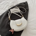 Bolso de hombro media luna blanco minimalista con hebilla metálica dorada y correa - Blanco