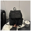 Detalle de la mini mochila negra con textura arrugada y elegante cierre de cordón ajustable - Negro