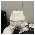 Detalle de mini mochila blanca de nailon con cierre de cordón y textura arrugada - Blanco