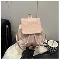 Detalle de mini mochila rosa de cuero sintético plisado con cierre de solapa y cordón - Rosa