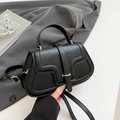 Bolso bandolera chic de cuero negro con textura de lichi y cierre de metal dorado fino - Negro