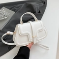 Elegante bolso bandolera blanco con textura de lichi y hebilla circular dorada - Blanco