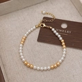 Detailansicht der Perlenkette mit goldenen Perlen und verstellbarem Karabinerverschluss - Perlenarmband