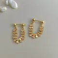 Orecchini a U dorati con un design a catena di paillettes esagonali a nido d'ape - Oro