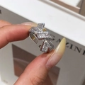 Detailansicht eines silbernen Zirkonia-Schleifenrings mit verstellbarem offenem Band - Silber