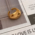 Polierter goldener minimalistischer klobiger Ring auf redaktionellem Magazinhintergrund - Glatter Offener Stil (Gold) / Gold
