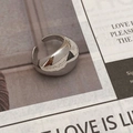 Makroaufnahme von minimalistischem silbernem Wassertropfen-Ring mit Chrom-Finish - Glatter Offener Stil (Silber) / Silber