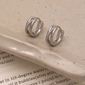 Dettaglio di orecchini a doppio cerchio argento con zirconi micro-pave su vassoio - Argento