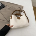 Borsa tote bicolore bianca e marrone in pelle martellata con tracolla regolabile - Bianco Senza Pendente