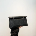 Schwarze gewebte Damen-Clutch aus Leder mit aufwendigem Kreuzmuster-Design - Schwarz