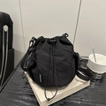 Minimalistische schwarze Beuteltasche mit Kordelzug und verstellbarem Schultergurt - Schwarz