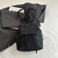 Schicker schwarzer Mini-Rucksack mit Falten-Struktur und Kordelzug-Verschluss - Schwarz