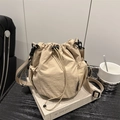 Elegante borsa a secchiello in nylon beige con coulisse e tasche a rete su libri - Cachi