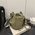 Borsa a secchiello verde oliva con coulisse, tasche laterali in rete e tracolla regolabile - Verde