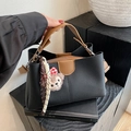 Borsa tote nera con motivo litchi, manici marroni e un simpatico ciondolo a forma di orso - Nero Con Pendente