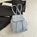 Hellblauer Mini-Rucksack mit Knitterstruktur und goldenen Details im modischen Design - Blau