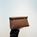 Braune geflochtene Leder-Clutch mit Faltverschluss und metallischem Seitenverschluss - Braun