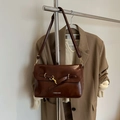 Borsa a tracolla vintage marrone in ecopelle con fibbie dorate e scritta moda - Marrone