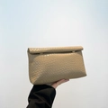 Pochette enveloppe classique marron clair à texture tissée et rabat pliable - Kaki