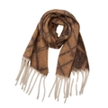 Dettaglio della sciarpa in filato bouclé caramello con motivo a rombi e lunghe nappe beige - Quadri a Doppia Linea Caffè