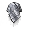 Gros plan d'un poncho en tricot à grands carreaux noir et blanc avec de longues franges - 07# Carreaux Gris & Blanc
