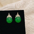 Detalle de los pendientes de corona de calcedonia verde con incrustaciones de circonitas - Pendientes de Botón de Corona con Calcedonia Verde y Circón Dorado
