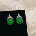 Detalle de los pendientes de corona en calcedonia verde con circonitas en soporte negro - Pendientes de Botón de Corona con Calcedonia Verde y Circón Plateado