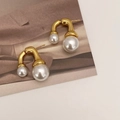 Orecchini con doppia perla fronte-retro con montatura curva dorata e finitura lucida - Indossabile in Due Modi (Doppia Perla) / Oro