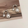 Orecchini a U minimalisti in argento con perle bianche grandi e piccole da donna - Indossabile in Due Modi (Doppia Perla) / Argento