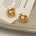 Detail van goudkleurige drievoudig gevlochten knoopoorbellen met een glanzende metalen afwerking - Goud