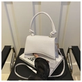 Vue détaillée du sac à main blanc à motif crocodile avec poignée nouée unique - Blanc