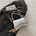 Sac bandoulière argenté à motif crocodile avec base incurvée et poignée tressée - Argenté