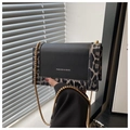 Detalle del bolso bandolera con estampado de leopardo, cadena dorada y letras de moda - Negro