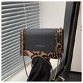 Detalle de bolso bandolera de moda con bordes de leopardo y cadena dorada - Marrón Oscuro