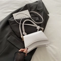 Petit sac carré blanc embossé crocodile avec boucles dorées sur une veste de costume - Blanc
