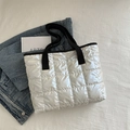 Weiße gesteppte Puffer-Tragetasche mit schwarzen Griffen und Metallic-Nylon-Finish - Gebrochenes Weiß