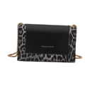 Borsa quadrata alla moda con bordo leopardato e catena dorata su uno sfondo bianco - Nero