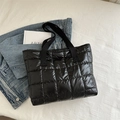 Sac fourre-tout matelassé noir en coton spatial avec texture bouffante style doudoune - Noir