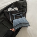 Bolso bandolera azul textura denim con asa anudada y detalles metálicos dorados - Azul Cielo